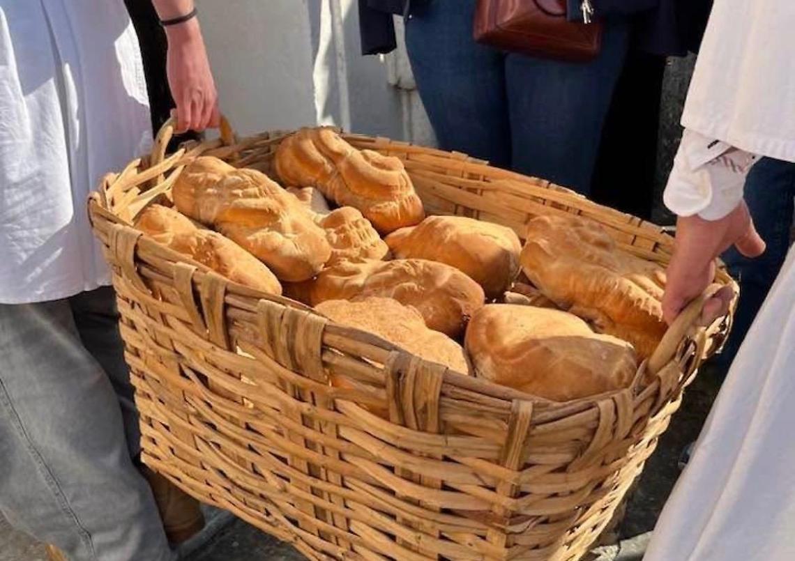 Dodici "micun", pani benedetti, donati alla mensa della Caritas