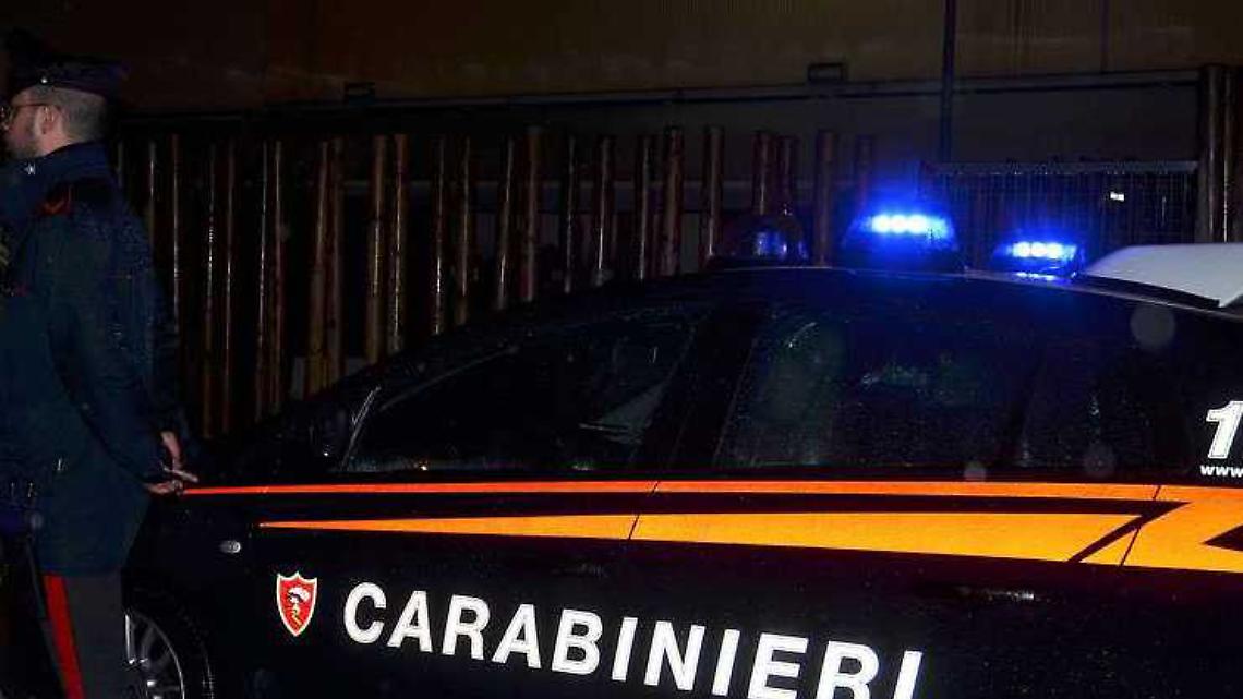 Rubano nello storico negozio di bici, ma devono abbandonare la refurtiva