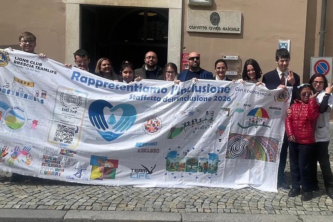 Una "bandiera di inclusione" sta attraversando tutta l'Italia: poi arriver&agrave; in mano al Papa