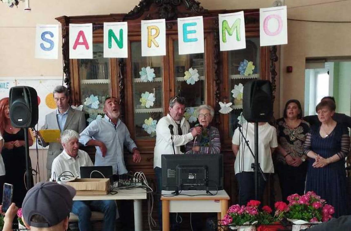 Sanremo e Roccaforte, tra anziani e musica: alla Mons. Eula gli ospiti cantano i vecchi successi