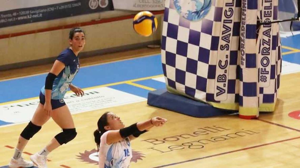 Victoria Musso e il libero Ilaria Passerotti (Villanova Volley) a Savigliano nella foto di Claudio Mondino