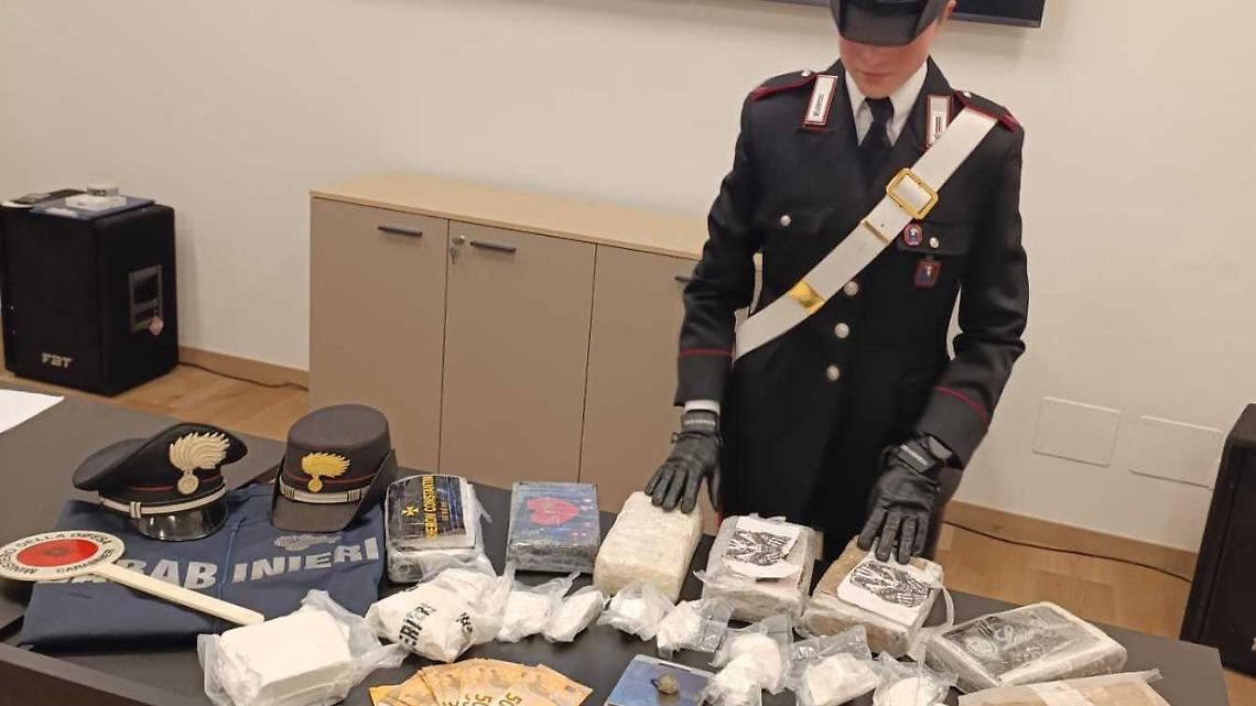La droga nell'orto, sotto terra i Carabinieri trovano 10 kg di coca