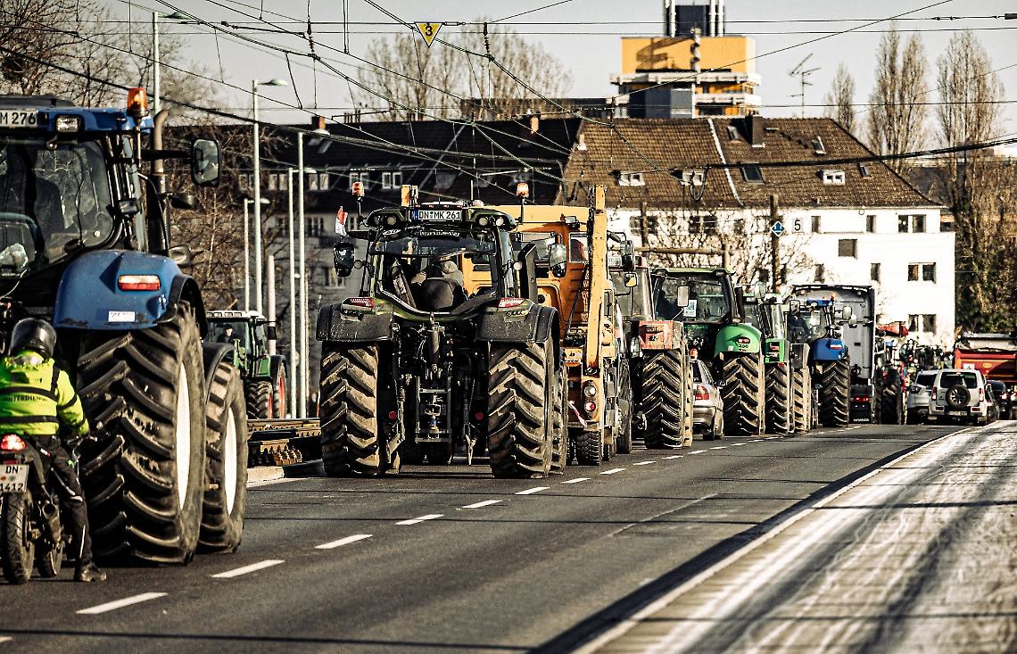 Contro la guerra e i rincari: migliaia di agricoltori in protesta al Brennero
