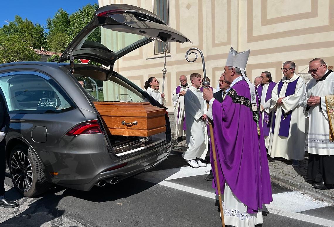 Chiesa gremita, per l'ultimo saluto a don Giorgio Burdisso