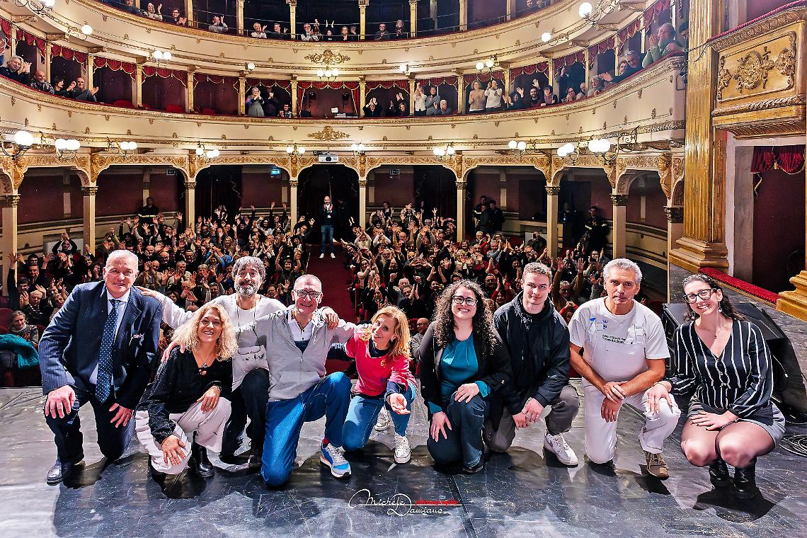Weekend tra amici&hellip; e una proposta indecente: risate assicurate a teatro