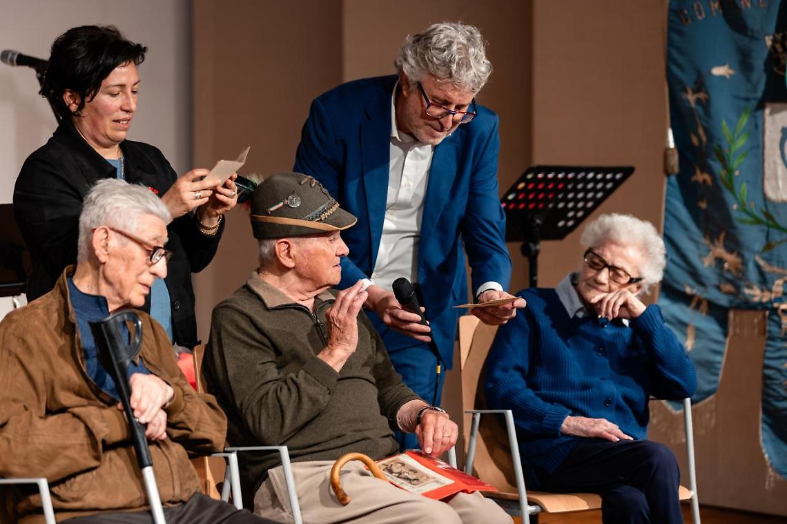 25 aprile, i valori della Liberazione non hanno et&agrave;: tre ultracentenari consegnano la Costituzione ai giovani