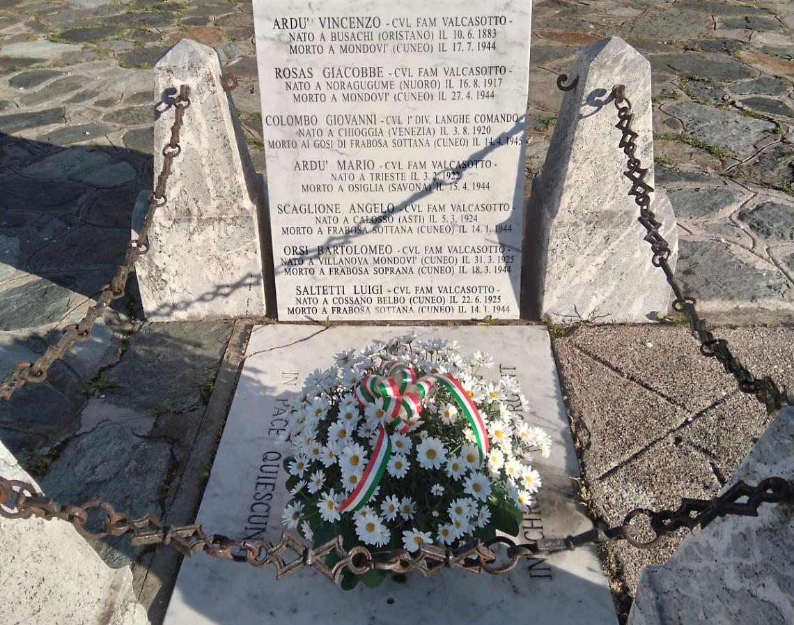 Fiori tra le lapidi: al Sacrario partigiano, il ricordo dei mille giovani uccisi