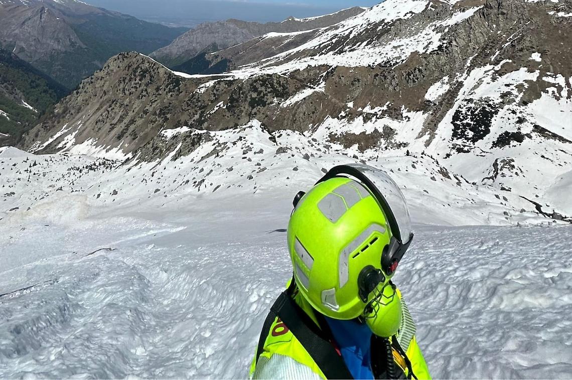 Escursionista scivola con gli sci nel Canale dei Genovesi: recuperato con l'elicottero