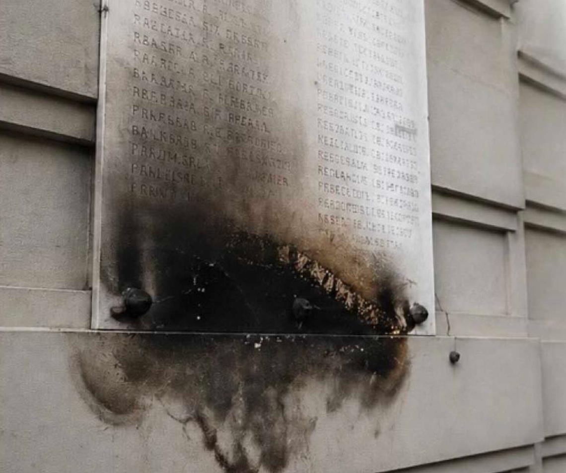 Bruciata una targa partigiana dopo il 25 Aprile: indignazione a Torino per il gesto che colpisce la memoria