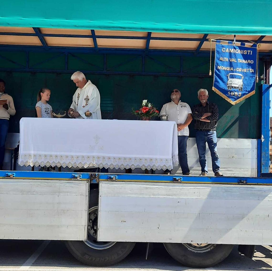 Motori, tradizione e fede: si benedicono i camion per celebrare il lavoro su ruote