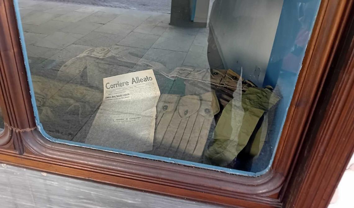 A volte la memoria passa da una vetrina: quando la Resistenza si incontra camminando per strada