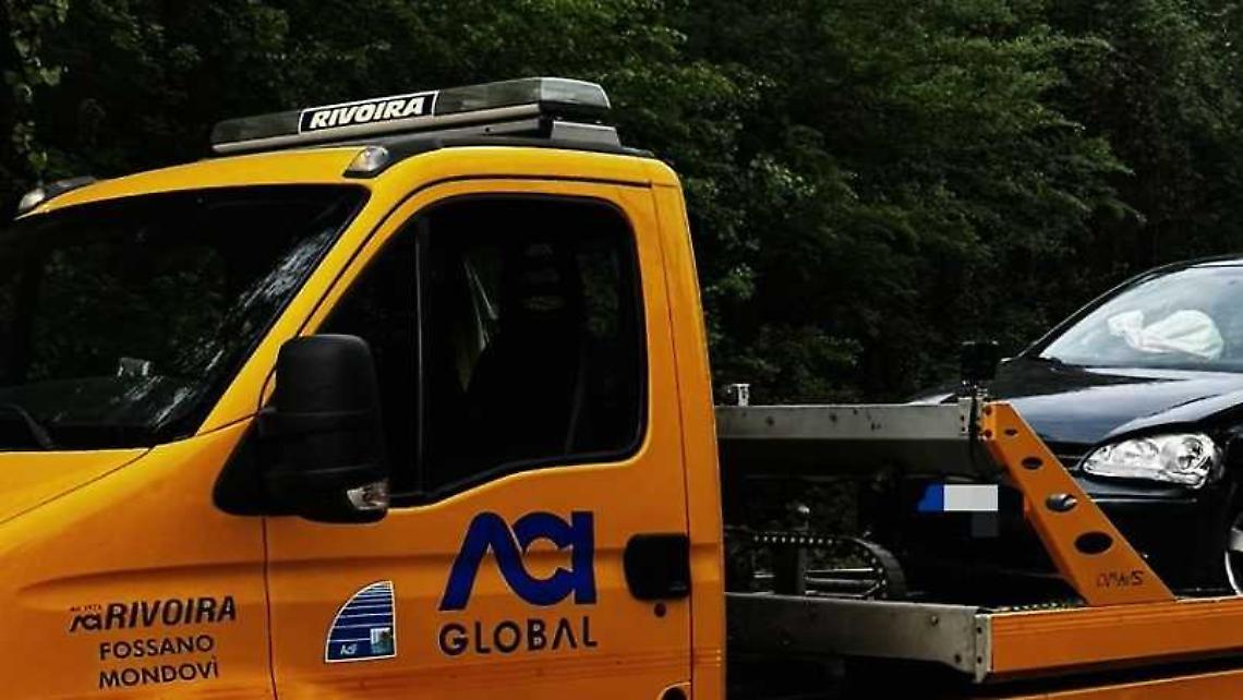 Scontro tra due auto sulla Magliano-Carr&ugrave;, davanti al benzinaio