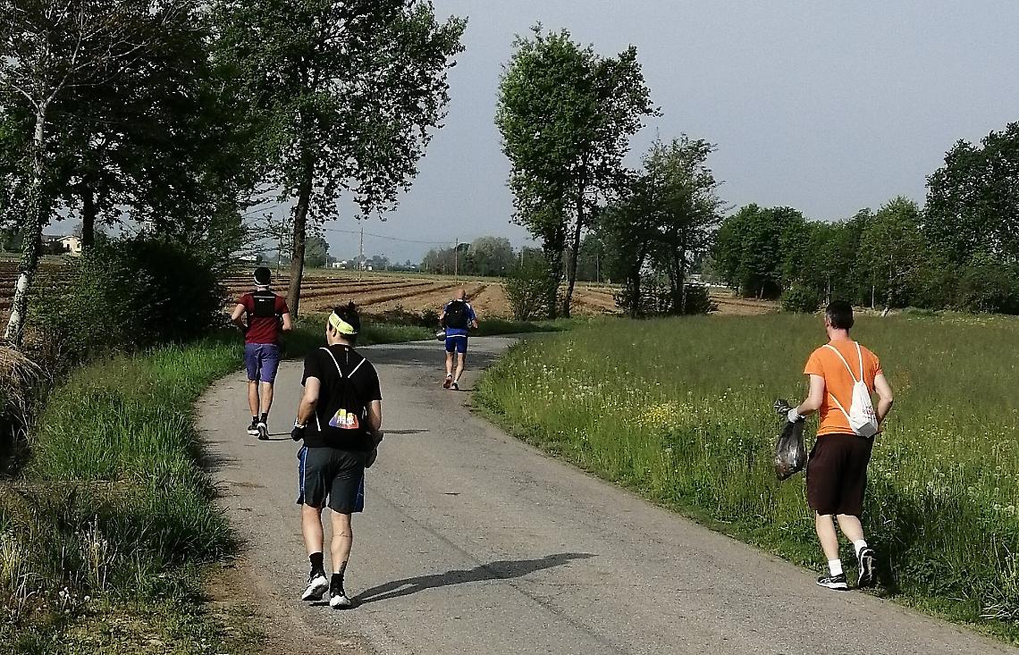 Raccogliere i rifiuti correndo: 20 sacchi di immondizia in appena 8 chilometri