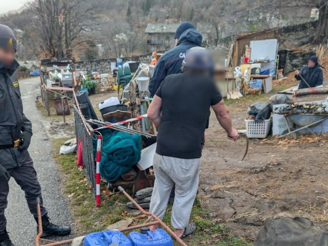 Quattro roulotte, un'auto e montagne di rifiuti: sequestrata una grande discarica abusiva