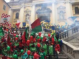 Palio di Ceva: i cinque rioni in sfida sfilano per la città