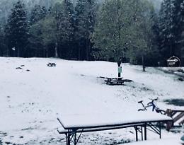 Neve di maggio: le valli si svegliano imbiancate