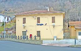 Trovato sul treno senza biglietto, aggredisce i controllori a pietrate