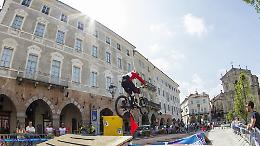 A rotta di collo da Piazza a Breo: domenica torna la Mondovì Urban Downhill