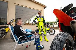 Nicola Dutto in pista con Valentino Rossi nel suo "MotoRanch" a Tavullia