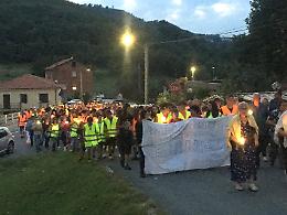 Una lunga fiaccolata per abbracciare Alessandro