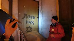 Fiaccole, brani antifascisti e "Bella Ciao" sotto casa di Lidia Rolfi