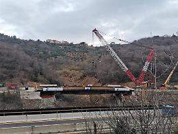 Ricostruzione del viadotto crollato sulla A6: "posato" il nuovo ponte