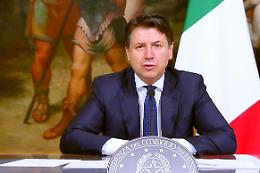 Conte firma il nuovo decreto: «Non siamo nella condizione di poter allentare le misure restrittive»