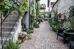 Dogliani Castello: le idee e i fiori di Yvonne Amann per abbellire il borgo antico