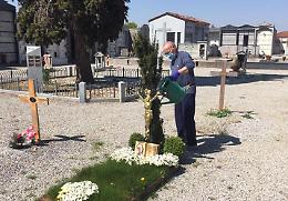 Farigliano e Clavesana: volontari e Alpini bagnano i fiori nei cimiteri