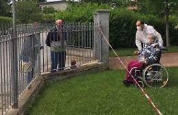 Farigliano: gli ospiti della Casa di riposo incontrano i famigliari in giardino