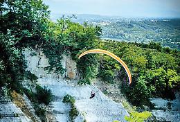 “In volo tra le rocce”: si lancia con il parapendio dal belvedere dei Perticali