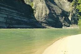 La spiaggia nascosta di Clavesana: sabbia finissima e location da sogno