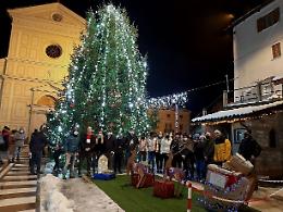 Nel giorno di San Nicola, si è acceso il grande albero di Farigliano