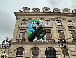 Azienda benese "veste" con un cartoon il palazzo parigino di Louis Vuitton
