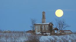 In questi giorni, lo spettacolo della "luna del lupo" che illumina la neve