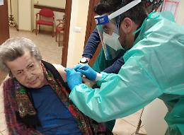 Farigliano: la signora Rosa, di 100 anni, vaccinata contro il Covid