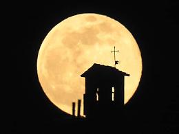 La luna piena di primavera sorge sul Sacrario di Bastia
