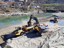 Ruspe al lavoro: si ripulisce l’alveo del Tanaro sotto il ponte di Bastia