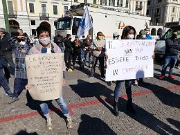 I furgoni degli ambulanti in piazza Galimberti: "Basta parole, quando riapriamo?"