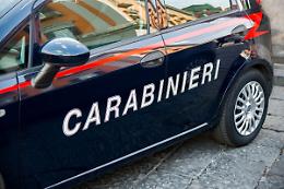 Si fingono clienti e rubano il telefono al negoziante: arrestati
