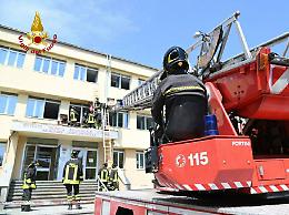 Incendio sulla facciata dell'Itis "Delpozzo" di Cuneo