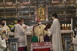 Messa crismale, con ritorno in cattedrale, per i sacerdoti di Mondovì, attorno al vescovo