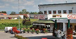 Un bel venerdì sera al "Caffè del Borgo" di Morozzo, tra karaoke e apericena
