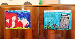 Fratellini regalano un disegno ai vigili di Dogliani, intervenuti dopo l’incidente