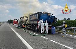 Incidente sull'A6, camion perde sostanze corrosive