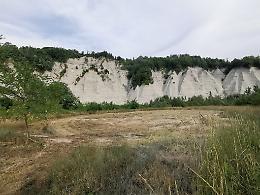 Le più belle foto dei calanchi sul Tanaro, proiettate sulle pareti di roccia