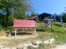 La panchina gigante di Chiusa Pesio è tornata al suo posto