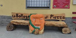 A Piozzo una “panchina-zucca”, sperando si possa tenere la Fiera ad ottobre