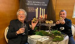 Enzo Iacchetti fa cadere un tartufo appena venduto all’asta per oltre 5 mila euro