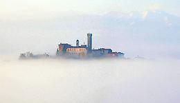 Magia in Langa: Rocca Cigliè emerge tra la nebbia